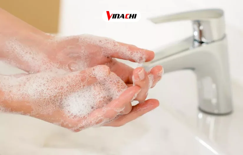 Xử lý khi keo epoxy dính vào tay bằng cách dùng xà phòng