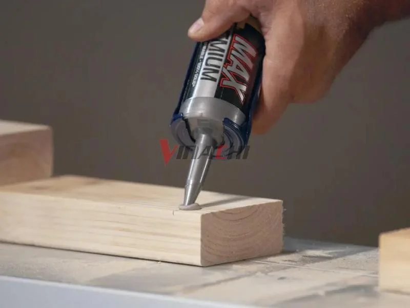 Cách sử dụng keo dán gỗ lên tường